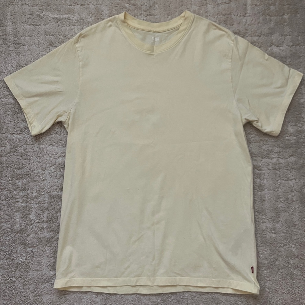 Levi’s Essential Yellow Tee